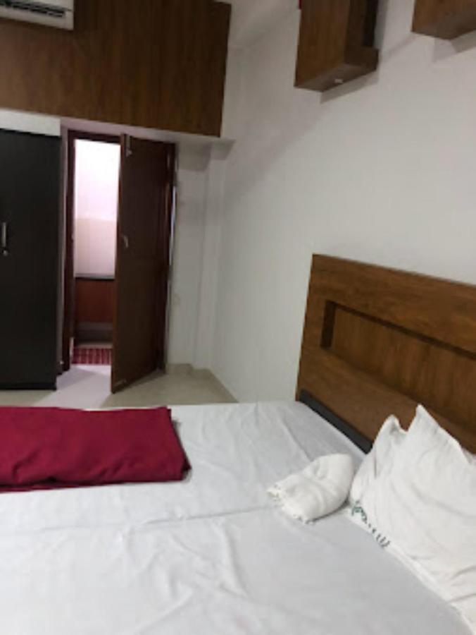 Redbell Suites Residency Kondotty Eksteriør billede